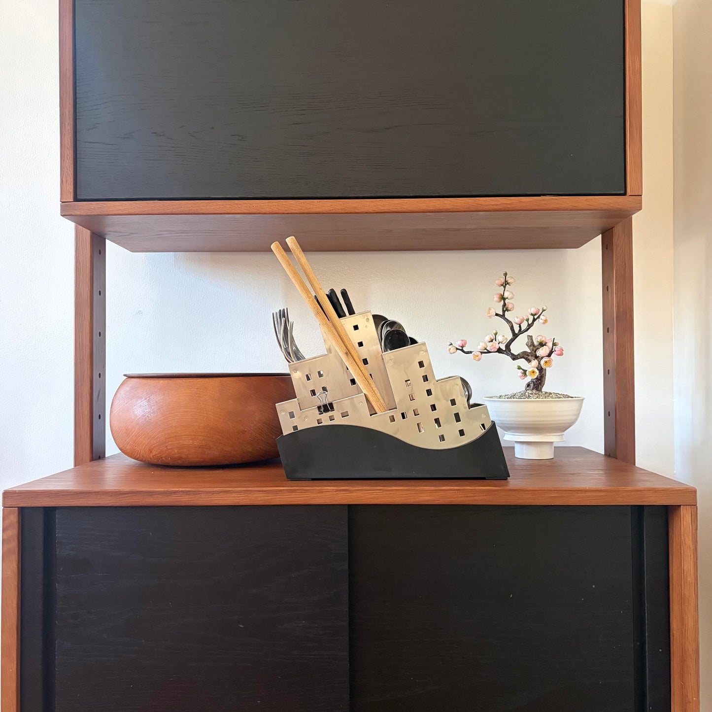 Tableware holder with large capacity