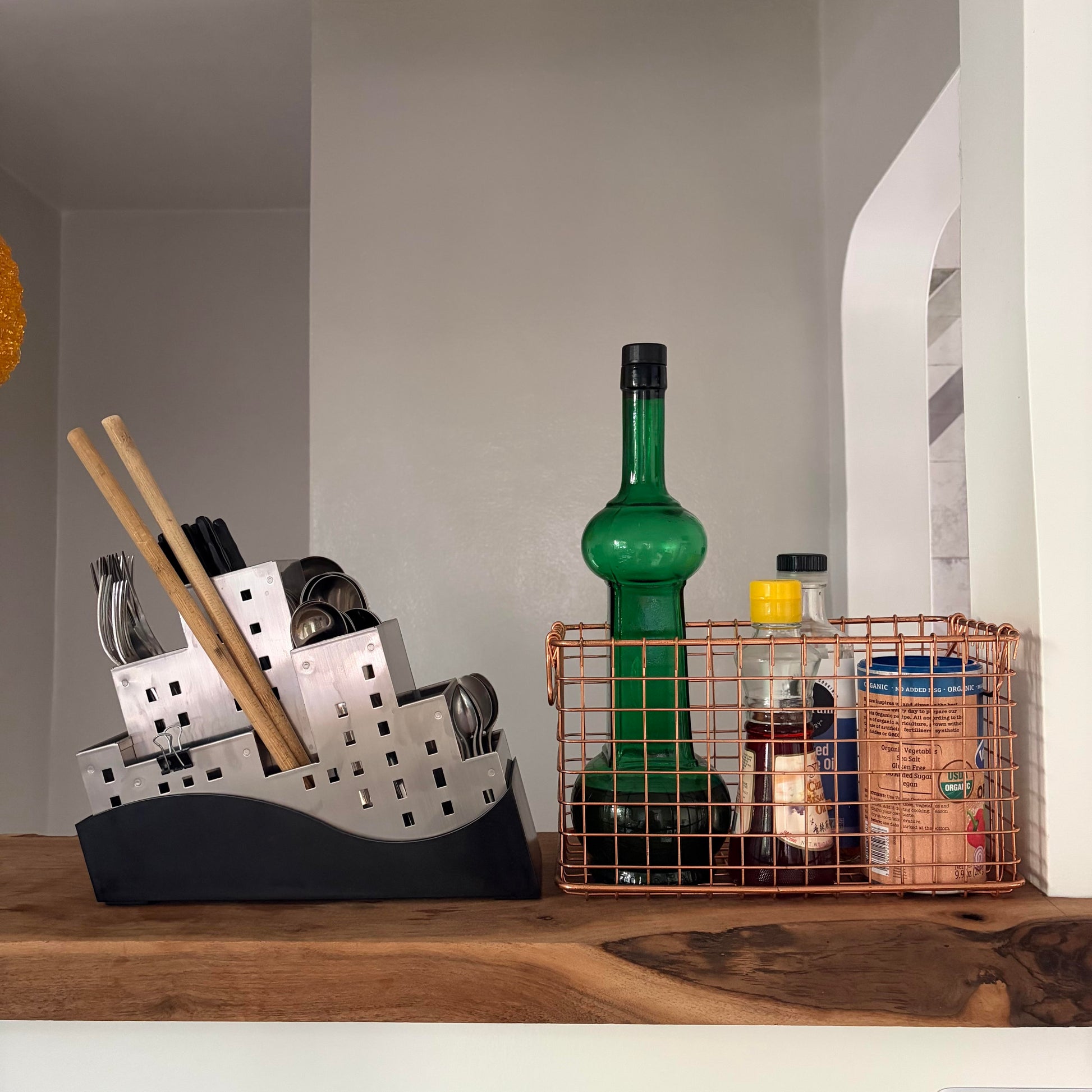 Artistic cutlery holder